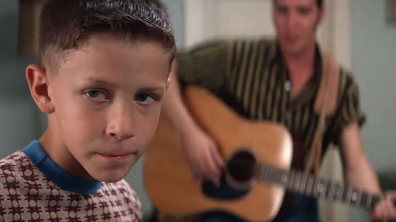 Young Forrest Gump, Elvis playing guitar