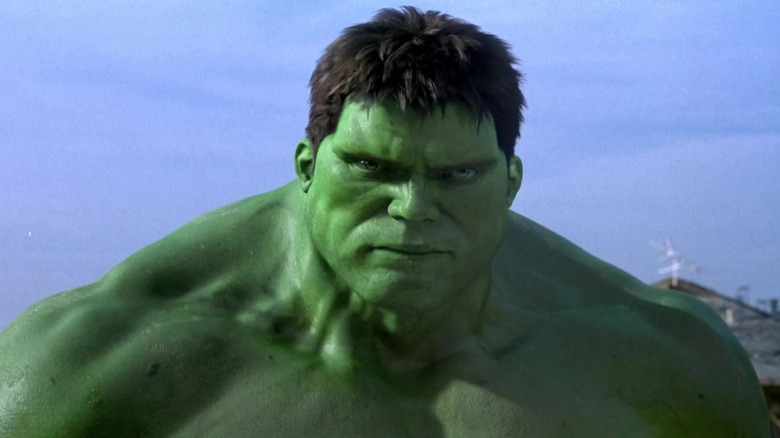 ஹல்க்கில் நீல வானத்திற்கு எதிராக ஹல்க் முகம் சுளிக்கிறார்