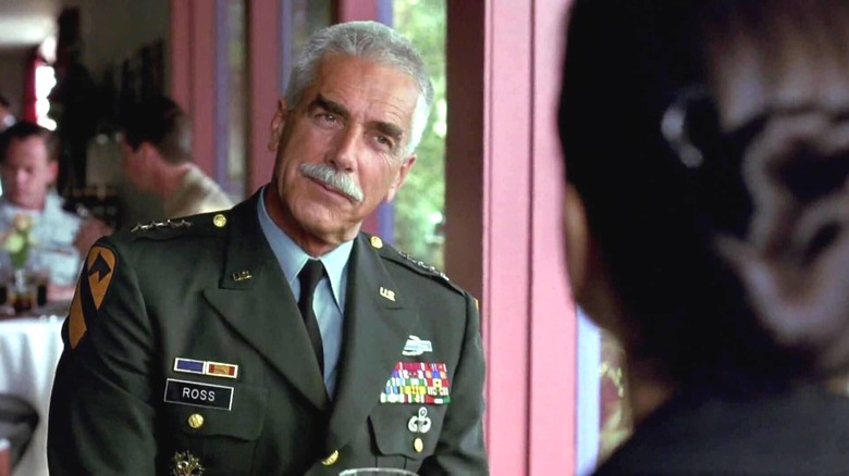 ஹல்க்கில் பெட்டி ராஸ்ஸுக்கு எதிரே தட்யூஸ் ராஸ் அமர்ந்திருந்தார்