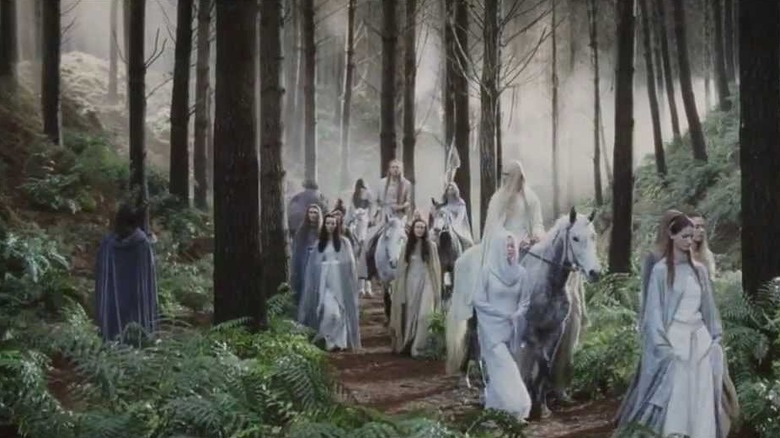 பெல்லோஷிப் ஆஃப் தி ரிங்கில் காடுகளின் வழியாகப் பயணிக்கும் குட்டிச்சாத்தான்கள்