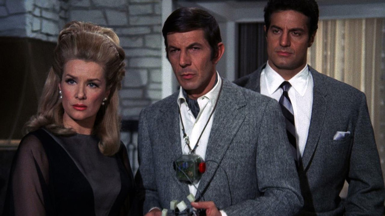 Dia de Lynda como Lisa, Leonard Nimoy como Paris e Peter Luput em Willy Armitage: é impossível