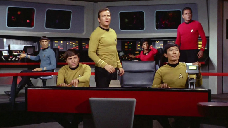 Um grupo de negócios Bridge in Star Star: First Series