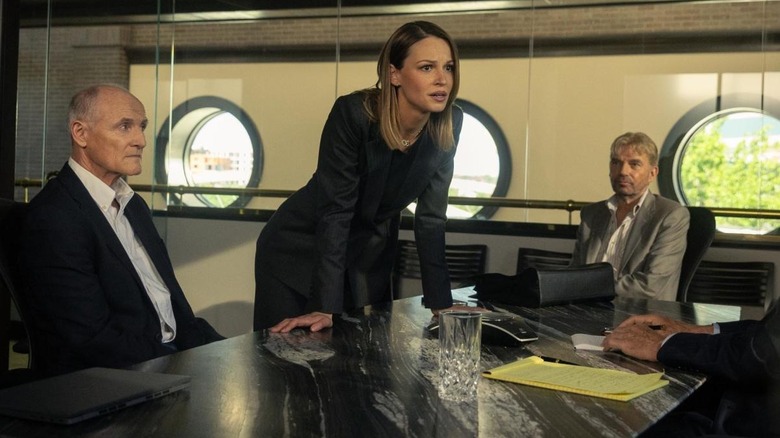 Colm Feore como Nathan, Kayla Wallace como Rebecca e Billy Bob Thornton, enquanto Tommy se reunia em torno de uma mesa em Landman