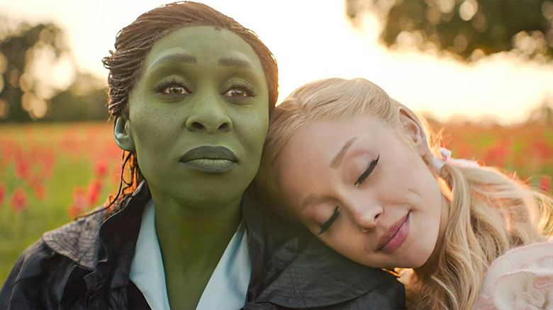 Ariana Grande como Galinda descansa a cabeça no ombro de Cynthia Erivo como Elphaba em Wicked