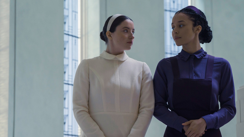 டெஸ்டமென்ட்ஸில் டெய்சியும் ஆக்னஸும் ஒருவரையொருவர் பார்த்துக்கொள்கிறார்கள்