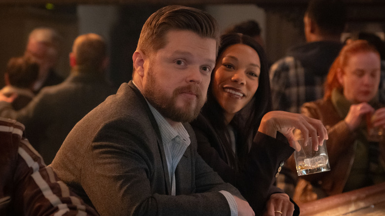 Elden Henson als Foggy Nelson zit aan een bar met Nikki M. James als Kirsten Mcduffie in Daredevil: Born Again