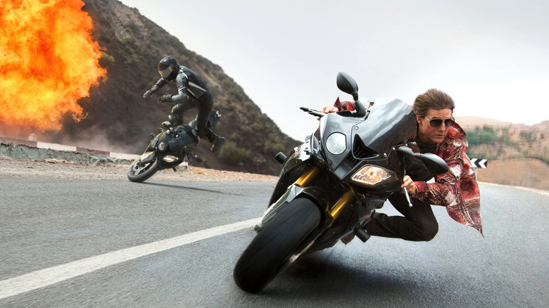 Ethan Hunt sharply turns the explosion in the mission: impossible - Rogue Nation
