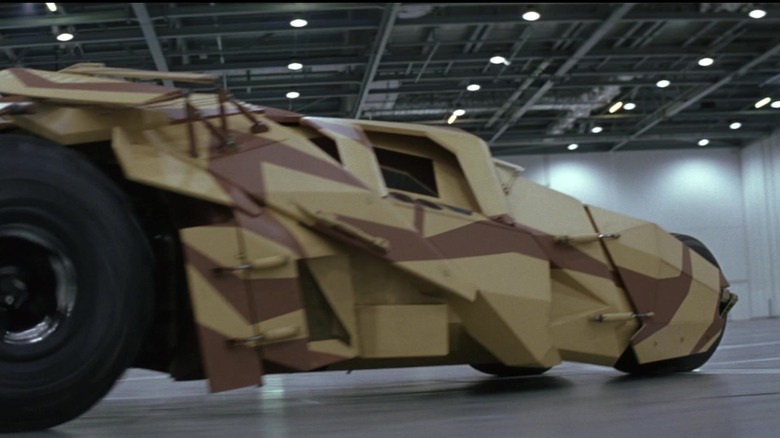 Tumbler mengemudi di ruang pengujian di Wayne Enterprises di Batman Begins