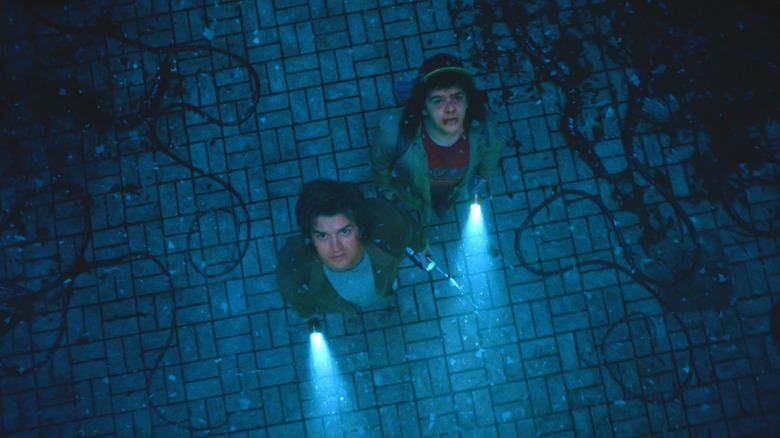 Steve e Dustnin olham para o topo do trailer Failege para salvar as coisas da 5ª temporada