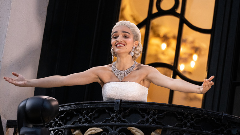 Rachel Zegler performing Evita from a balcony in London