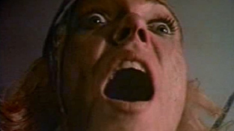 Een close-up van een schreeuwende vrouw in Faces of Death