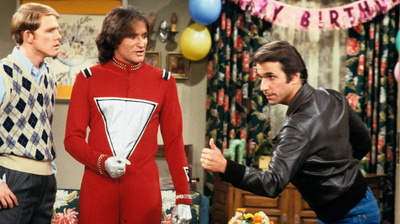 Henry Winkler thumbs up Robin Williams and Ron Howard in Happy Days
