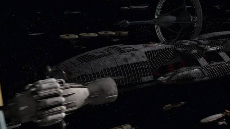 బాటిల్‌స్టార్ గెలాక్టికాలో మధ్యలో ఉన్న గెలాక్టికాతో అంతరిక్షంలో ఉన్న ఓడల సముదాయం