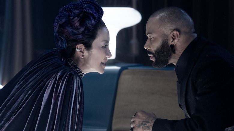 Michelle Yuh en el papel de Philipia Giorgio y Ummari Hardwick en el papel de Atef Sahr mirándose en Star Trik: Sección 31