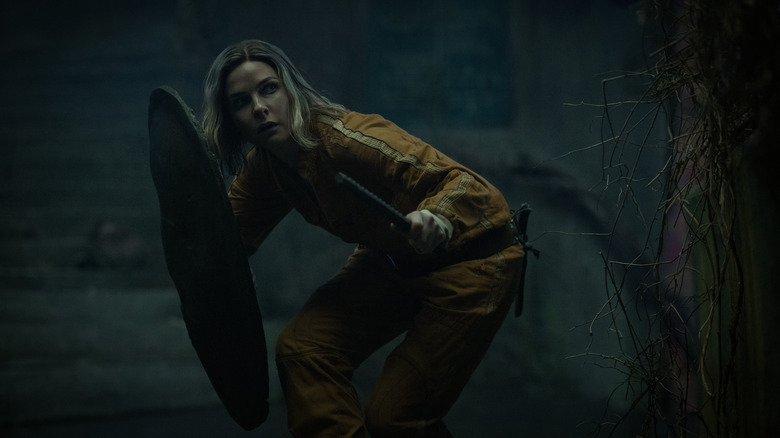 ஜூலியட் சிலோவில் திருட்டுத்தனமாக குனிந்துகொண்டிருக்கும்போது ஒரு கேடயத்துடன் தன்னைப் பாதுகாத்துக் கொள்கிறாள்