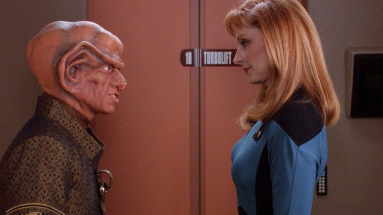 Dr. Reyga Le Dr. Crusher fala em frente a Tubforint em Trek Treak: Próxima geração