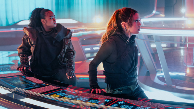 ஸ்டார் ட்ரெக்கில் USS அதீனாவின் பாலத்தில் சாம் மற்றும் ஜெனிசிஸ்: ஸ்டார்ப்லீட் அகாடமி