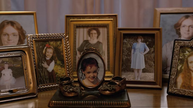 Foto berbingkai Barb di atas meja di rumah orang tuanya di Stranger Things