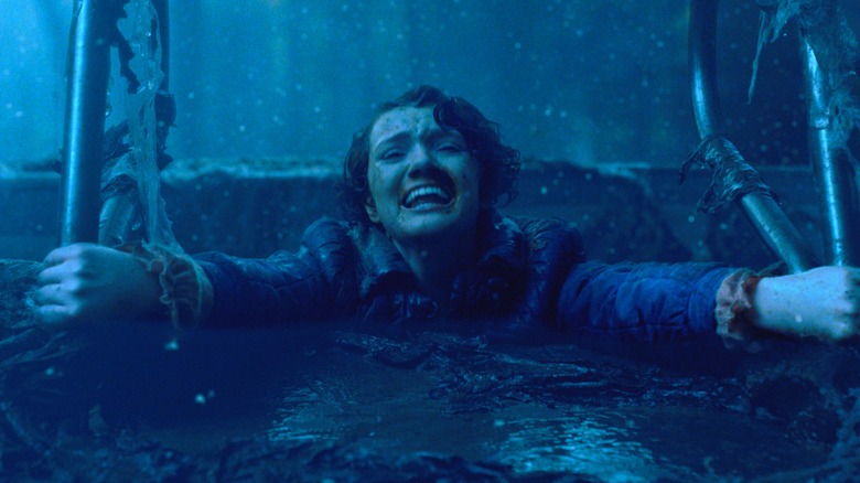 Barb berteriak saat demogorgon menariknya ke dalam kolam di Upside Down in Stranger Things