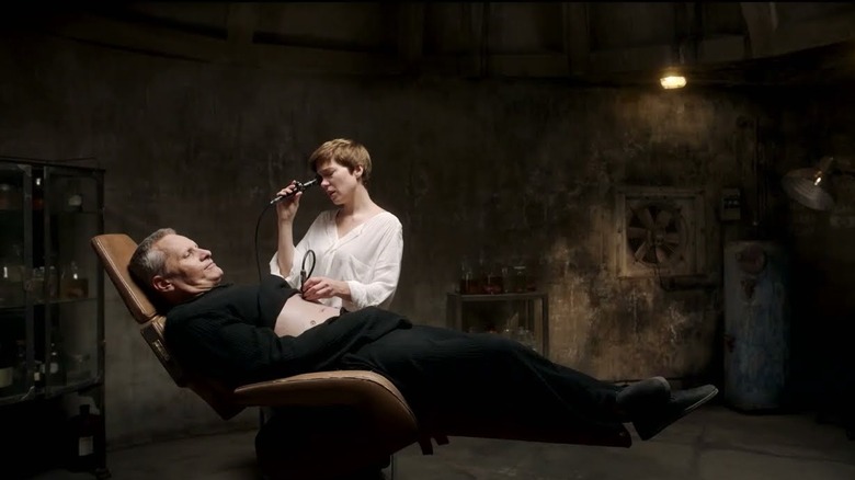 Léa Seydoux and Viggo Mortensen in Crimes of the Future
