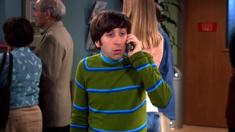 Howard no telefone com um fluxo e suínos trocados na teoria do Big Bang