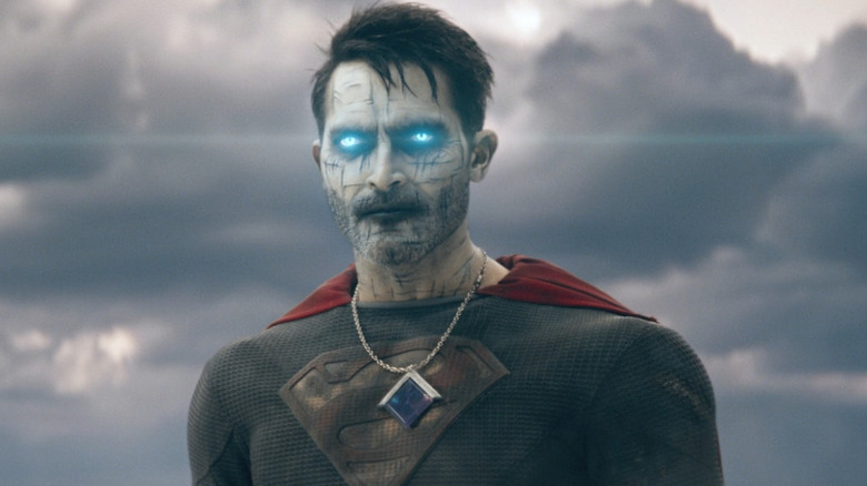 Bizarro Superman flutuando em um céu nublado em Superman & Lois