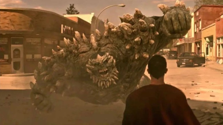 Apocalypse atacando o Superman em uma rua dizimada em Superman & Lois