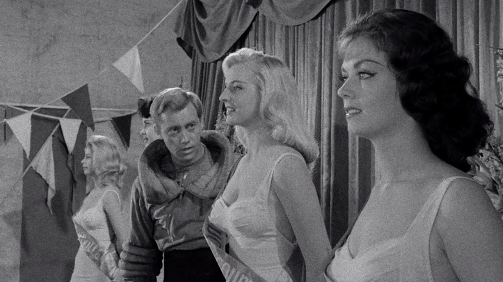 How The Twilight Zone Froze An Entire Town Of Real Actors In Time - Vimarsana News