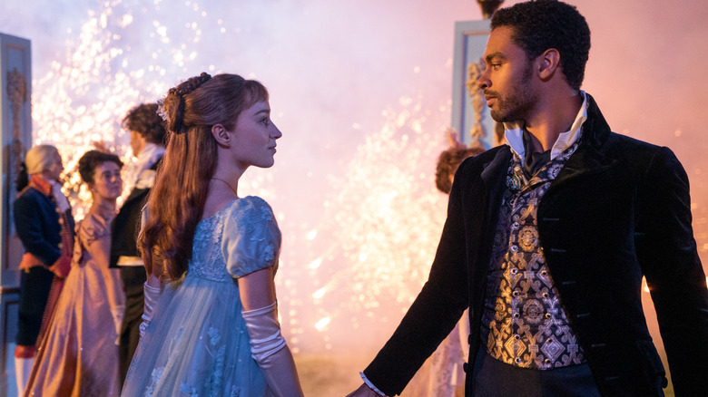 डॅफ्ने ब्रिजरटनच्या भूमिकेत फोबी डायनेव्हर आणि ब्रिजरटन सीझन 1 मध्ये सायमन बॅसेटच्या भूमिकेत रेगे-जीन पेज