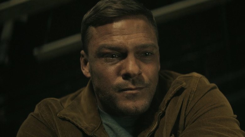 అలాన్ రిచ్సన్ యొక్క జాక్ రీచర్ రీచర్‌లో క్లోజప్‌లో తక్కువ కోణం నుండి కనిపిస్తుంది