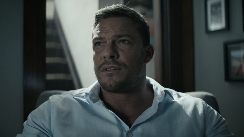 అలాన్ రిచ్‌సన్ యొక్క జాక్ రీచర్ రీచర్‌లో తన కుడి వైపుకు చూస్తున్నప్పుడు క్లోజప్‌లో కనిపించాడు