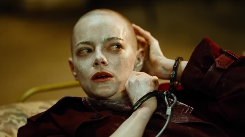 Michelle voelt haar nieuwe slechte hoofd terwijl ze handboeien draagt ​​in Bugonia