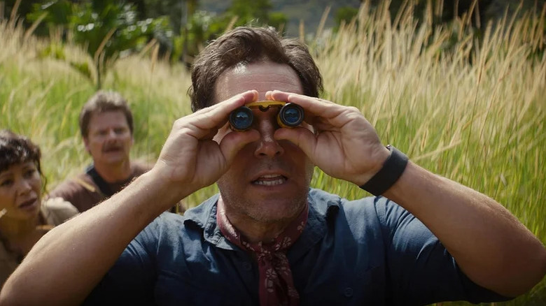Paul Rudd as Griff looking through tiny binoculars in Anaconda