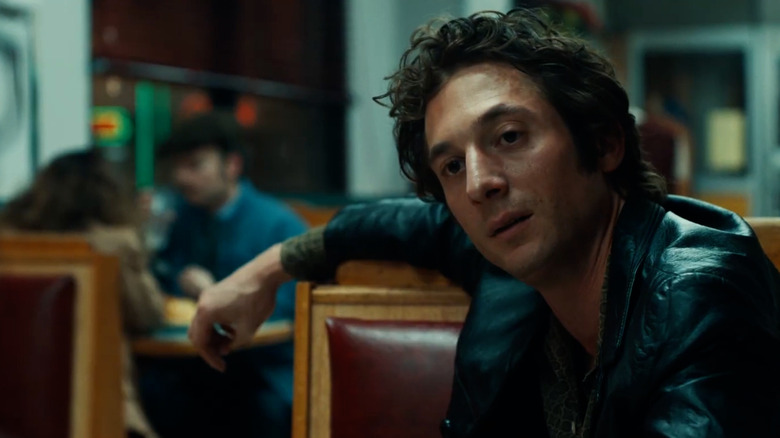 Jeremy Allen White as Bruce Springsteen in a diner in Springsteen: Deliver Me From Nowhere