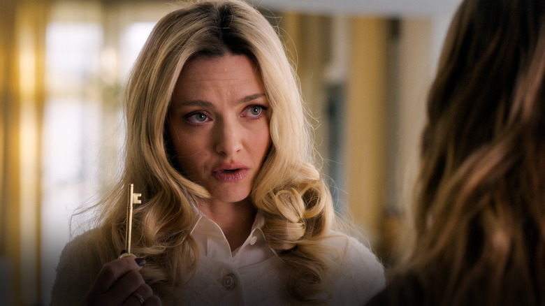 Nina houdt een sleutel omhoog en praat met Millie in The Housemaid