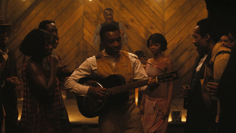 सॅमी सिनरर्समधील ज्यूक जॉइंटमध्ये गिटार वाजवत आहे