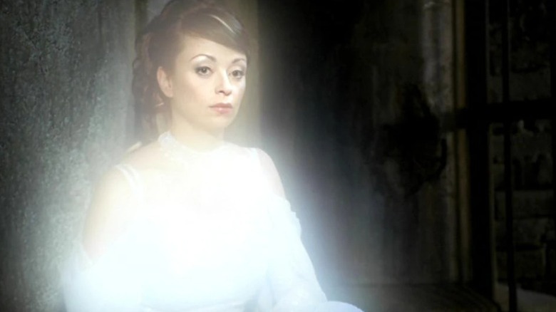 Sarah Strange as Morgan le Fay emitting a white glow in Stargate: The Ark of Truth