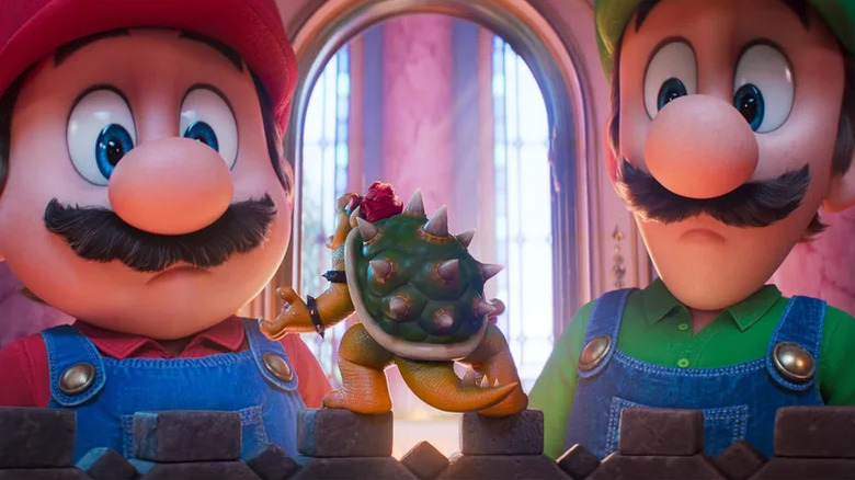 Mario en Luigi kijken naar een kleine Bowser in The Super Mario Galaxy Movie