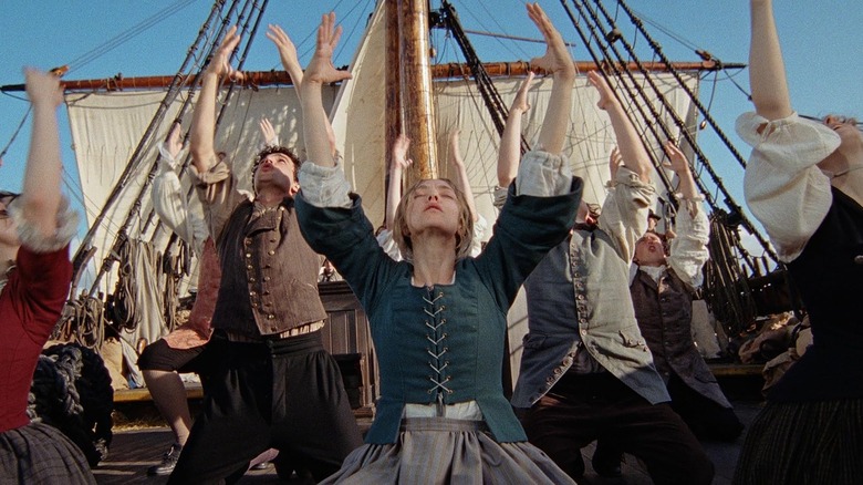 ఆన్ లీగా అమండా సెయ్‌ఫ్రైడ్ మరియు ఆమె తోటి షేకర్స్ ది టెస్టమెంట్ ఆఫ్ ఆన్ లీలో ఓడలో ఒక శ్లోకాన్ని ప్రదర్శిస్తున్నారు