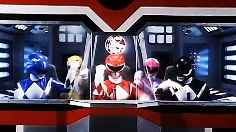 De Power Rangers zitten achter de besturing van de Mega Zord in Mighty Morphin Power Rangers
