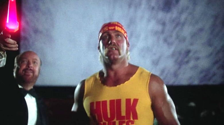 El gerente de teatro (Paul Bartel) le cuenta a Hulk Hogan sobre los traviesos Gremlins en Gremlins 2: The New Batch