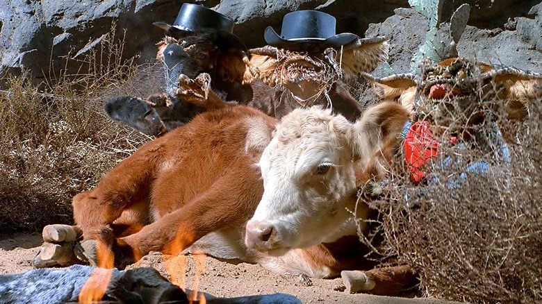 Los Gremlins se cubren detrás de una vaca en la versión de video casero de Gremlins 2: The New Batch