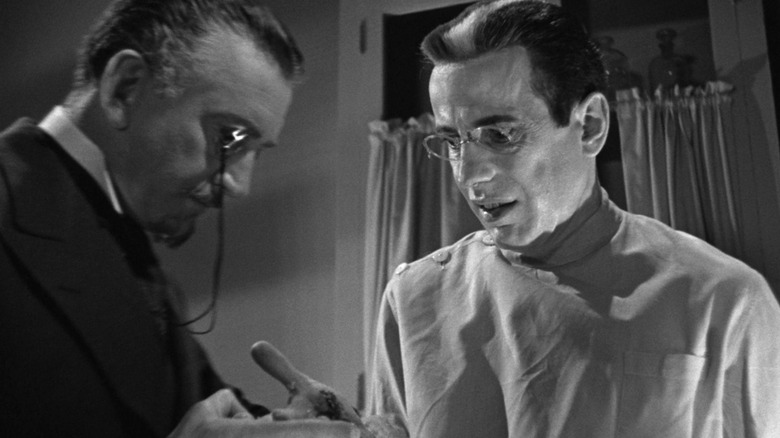 Le Dr Flegg inspecte les blessures sur la main de Quesne/Xavier dans Le Retour du Docteur X