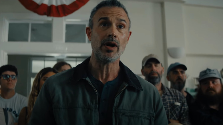 Freddie Prinze Jr. as Roy Bronson looking alarmed in I Know What You Did Last Summer