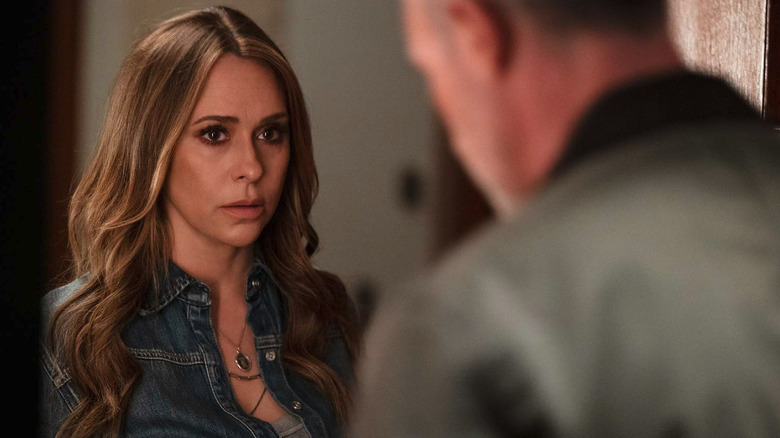 Julie James talking to Ray in I Know What You Did Last Summer