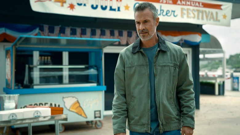 Freddie Prinze Jr. como Ray Sttanding frente a un estandarte del 4 de julio en I Know What You Hice el verano pasado (2025)