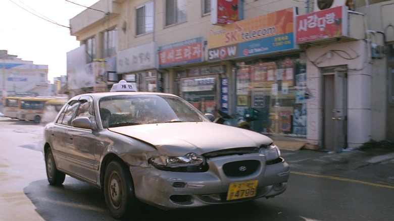 I Saw the Devil wrecked taxi