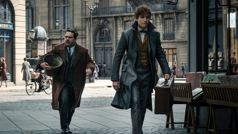 Jacob en Newt lopen door de straat in Fantastic Beasts and Where to Find Them