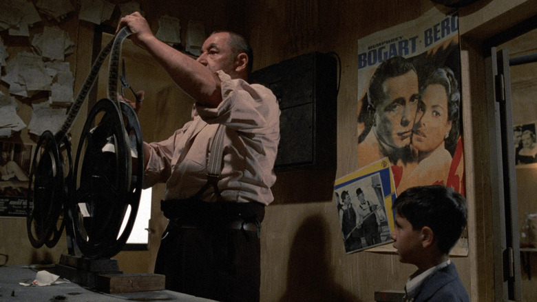 Le jeune Salvatore regarde Alfredo manipuler le film au Cinema Paradiso