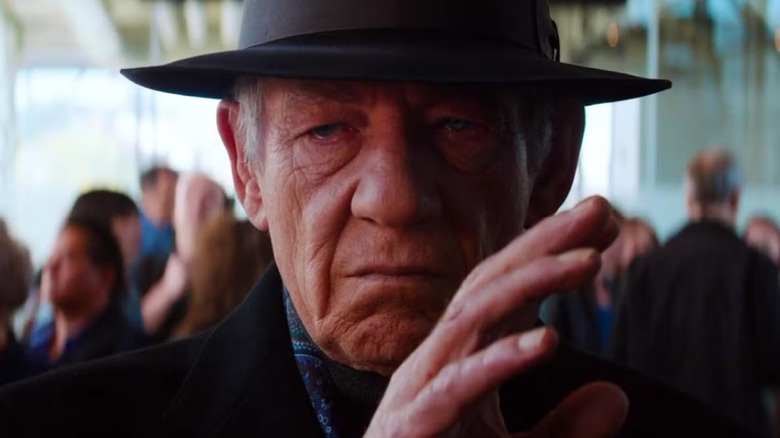 Magneto op een druk vliegveld in The Wolverine